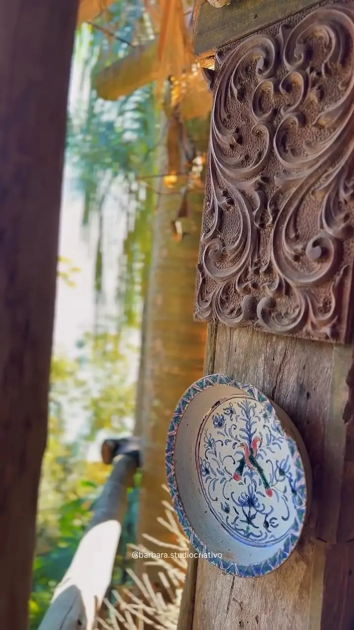 Detalhe de madeira entalhada e prato de azulejo