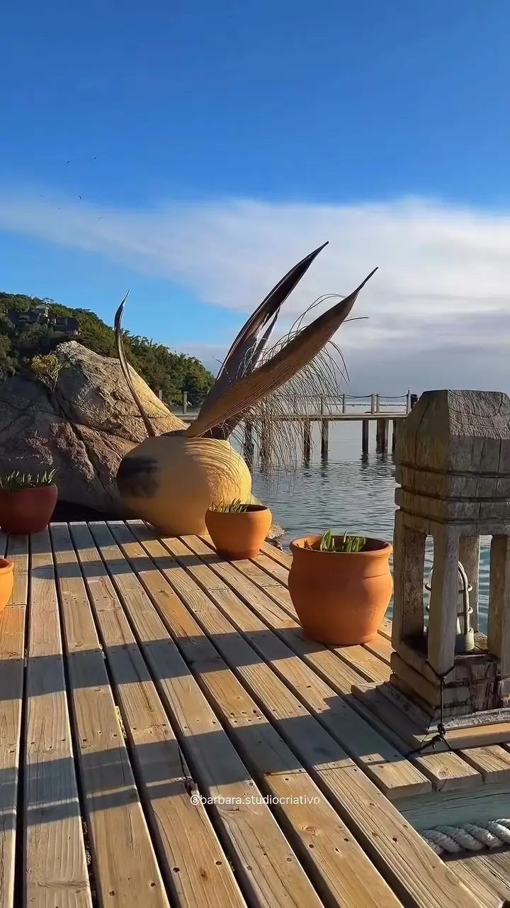 Deck com escultura de madeira